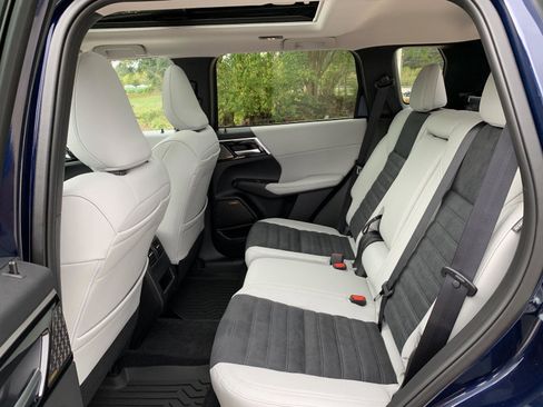 New 2025 Mitsubishi Outlander SE image 18