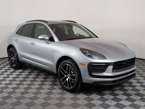 Certified 2025 Porsche Macan AWD/4WD image 10
