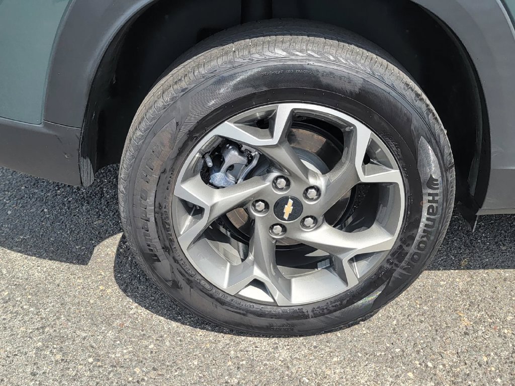 Used 2025 Chevrolet Trax LT FWD image 12