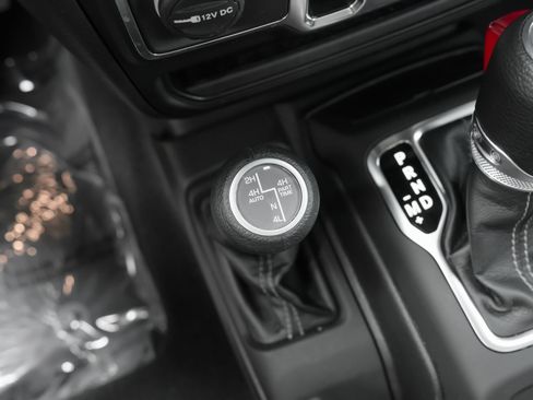 Used 2025 Jeep Wrangler Unlimited Sahara AWD/4WD image 18