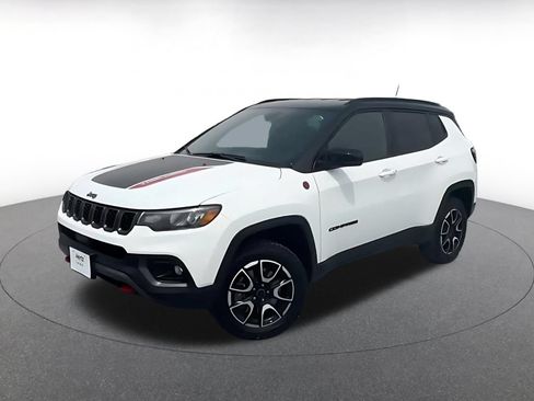 Used 2025 Jeep Compass Trailhawk AWD/4WD image 3