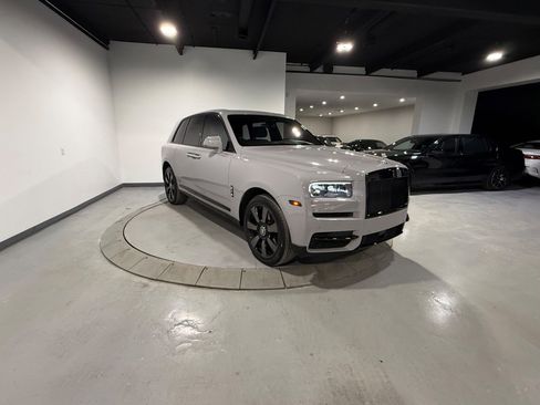 Used 2023 Rolls-Royce Cullinan w/ Cullinan Package image 12
