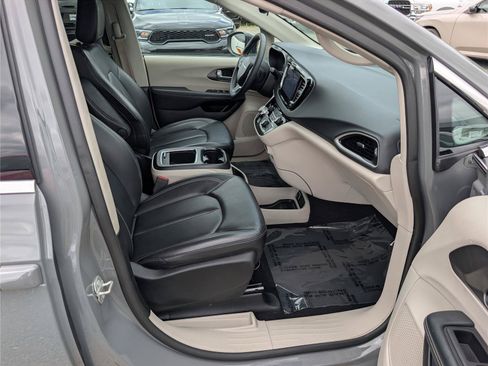 Used 2023 Chrysler Pacifica Touring-L FWD image 10