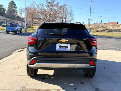 Used 2024 Chevrolet Trax LT w/ LT Convenience Package image 5