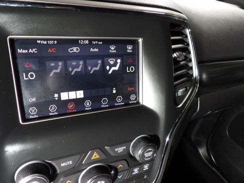 Used 2020 Jeep Grand Cherokee Laredo AWD/4WD image 17