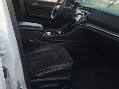 Used 2024 Jeep Grand Cherokee L Altitude image 9