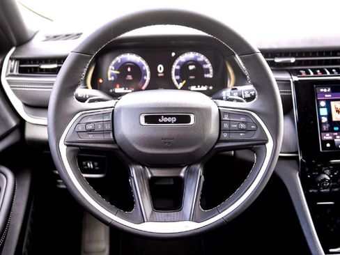 New 2025 Jeep Grand Cherokee Altitude image 21