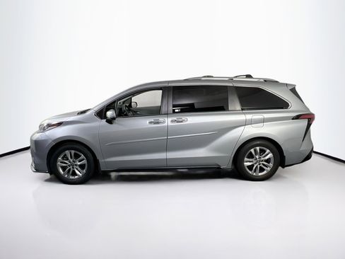 Used 2022 Toyota Sienna Limited image 8