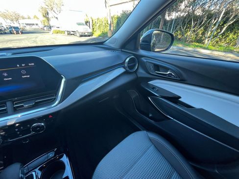 Used 2025 Chevrolet Trax LT w/ LT Convenience Package image 33