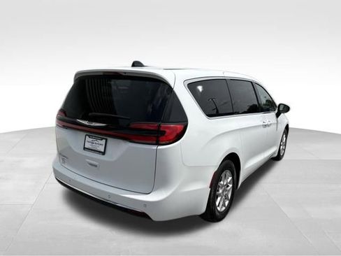 Used 2023 Chrysler Pacifica Touring-L FWD image 7