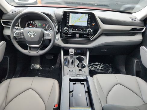 Used 2022 Toyota Highlander XLE AWD/4WD image 20