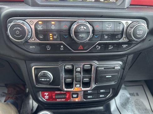 Used 2020 Jeep Wrangler Unlimited Rubicon w/ Dual Top Group AWD/4WD image 19