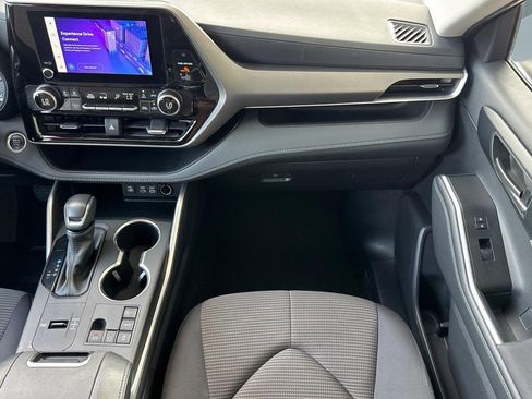 Used 2025 Toyota Highlander LE FWD image 28