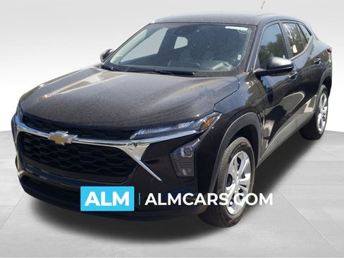 Used 2025 Chevrolet Trax LS FWD image 1