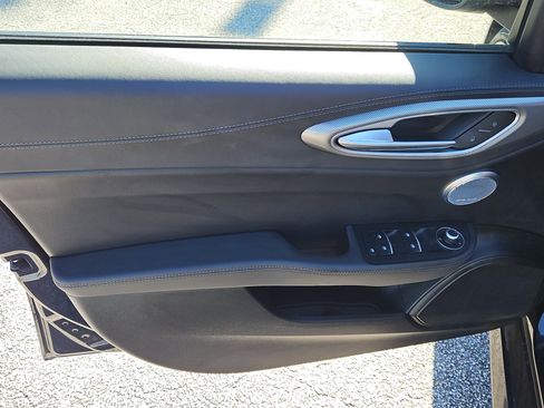 Used 2024 Alfa Romeo Giulia image 11