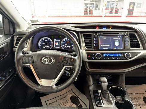 Used 2017 Toyota Highlander Plus image 16