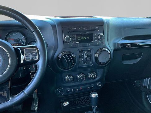 Used 2017 Jeep Wrangler Unlimited Sahara AWD/4WD image 9