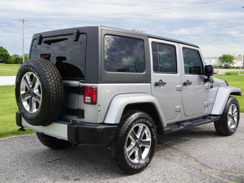 Used 2018 Jeep Wrangler Unlimited Sahara AWD/4WD image 18