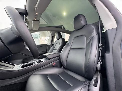 Used 2022 Tesla Model Y Long Range image 16