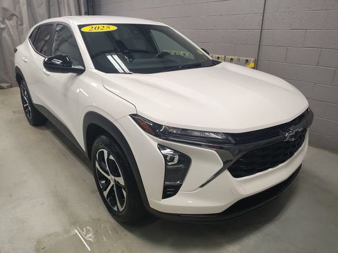Used 2025 Chevrolet Trax RS w/ Driver Confidence Package FWD image 5