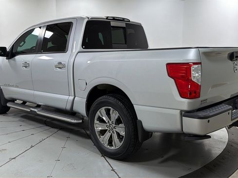 Used 2018 Nissan Titan SV w/ SV Convenience Package image 7