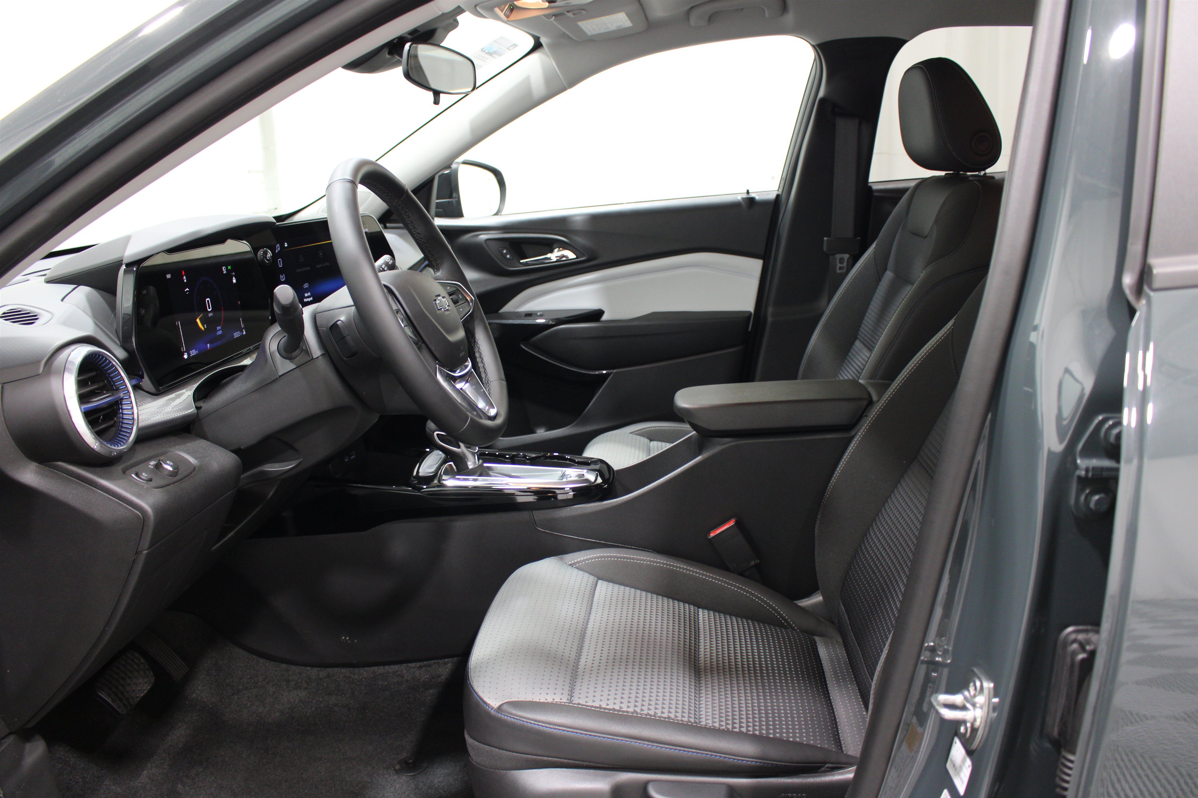 New 2026 Chevrolet Trax LT w/ Driver Confidence Package FWD image 3