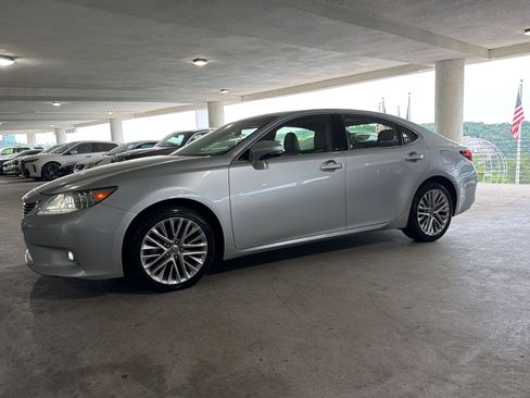 Used 2015 Lexus ES 350 w/ Ultra Luxury Package FWD image 12