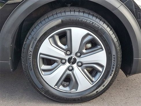 Used 2022 Kia Niro LX image 9