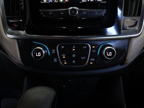 Used 2023 Chevrolet Traverse LS FWD image 32