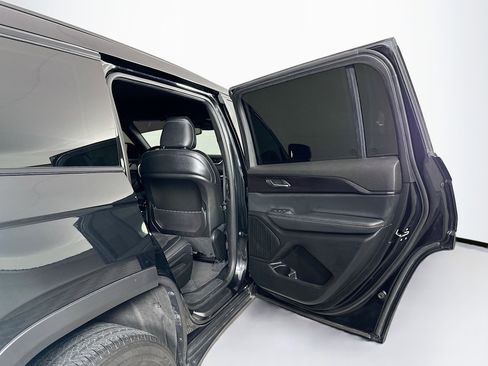 Used 2023 Jeep Grand Cherokee L Laredo image 32