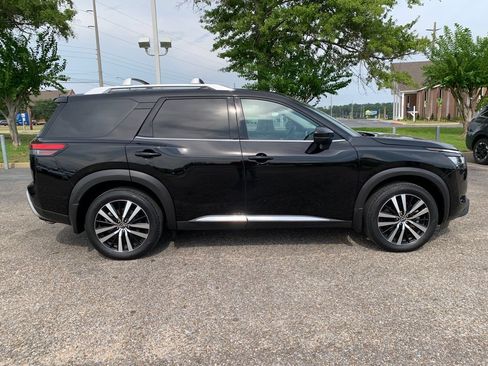 Used 2024 Nissan Pathfinder Platinum FWD image 2