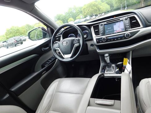 Used 2016 Toyota Highlander XLE AWD/4WD image 7