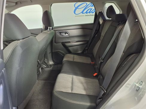 Used 2024 Nissan Rogue SV image 10