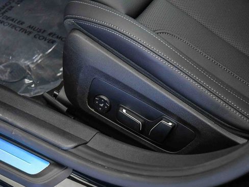 Used 2025 BMW 330i Sedan w/ Premium Package image 21