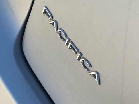 Used 2024 Chrysler Pacifica Touring-L image 9