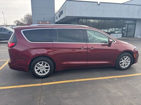 Used 2021 Chrysler Pacifica Touring-L image 10