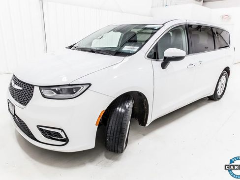 Used 2023 Chrysler Pacifica Touring-L image 2