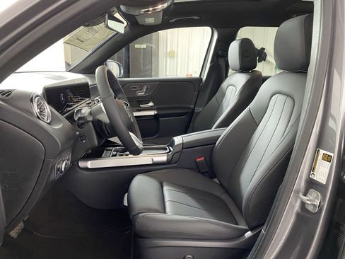 Used 2025 Mercedes-Benz GLB 250 4MATIC image 4