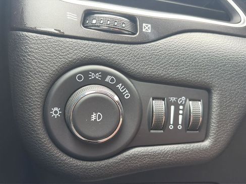 Used 2022 Jeep Cherokee Trailhawk AWD/4WD image 16