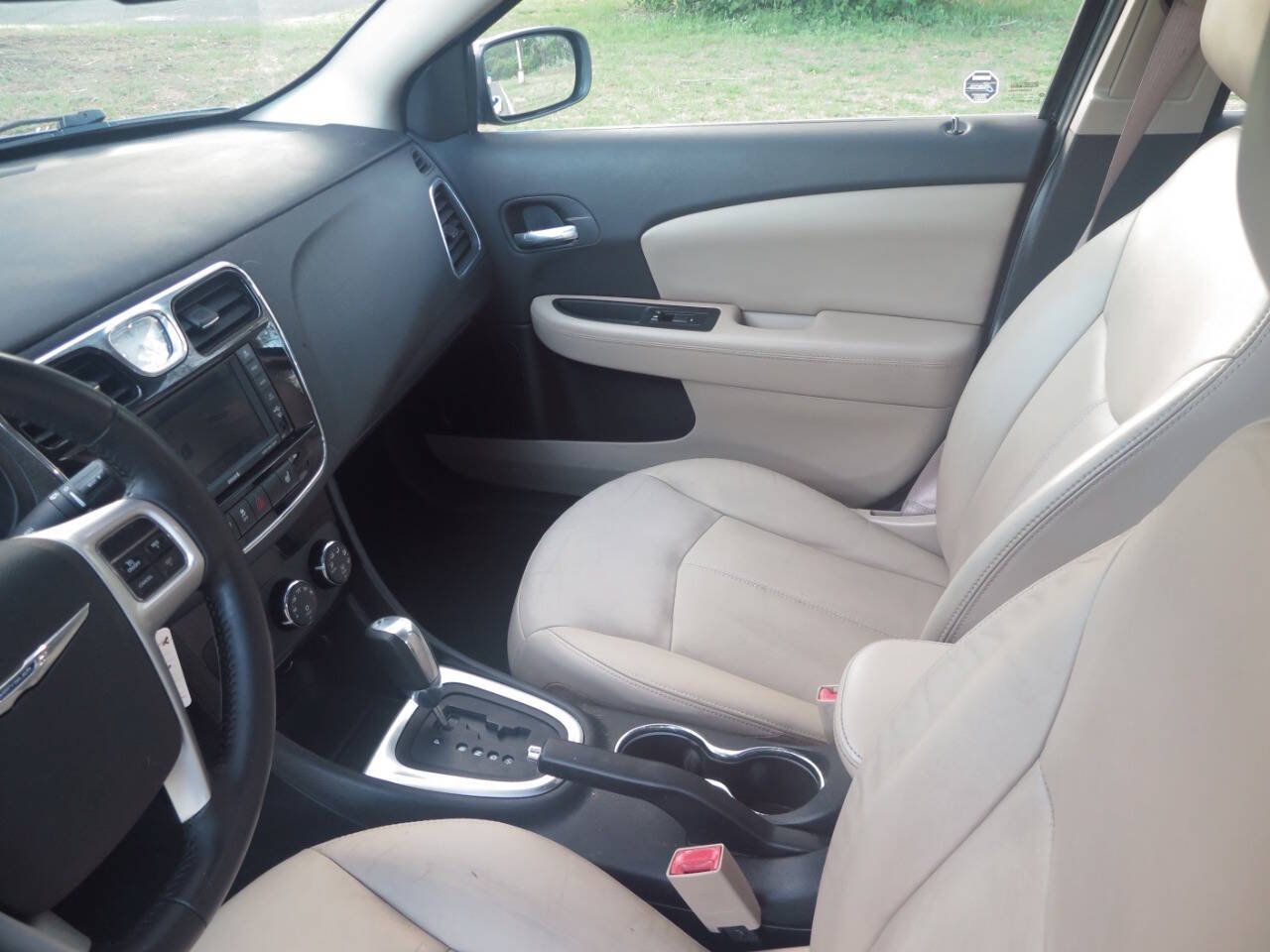 Used 2011 Chrysler 200 Limited FWD image 10