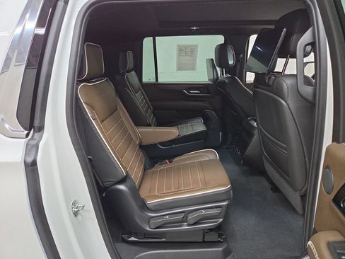 Used 2025 GMC Yukon XL Denali Ultimate AWD/4WD image 11