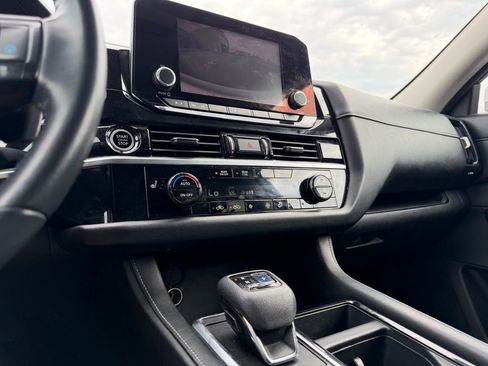 Used 2022 Nissan Pathfinder SV w/ SV Black Package image 27