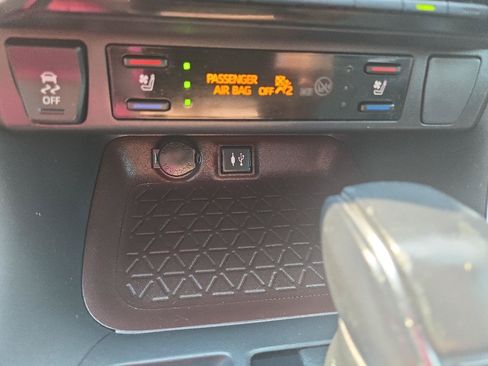 Used 2019 Toyota RAV4 Limited w/ Cold Weather Package AWD/4WD image 20