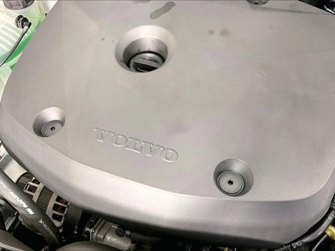 Used 2022 Volvo XC40 T4 Momentum image 31