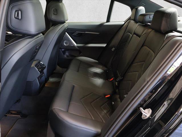 Used 2027 BMW 550e xDrive AWD/4WD image 17