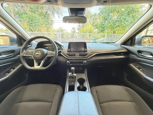 Used 2025 Nissan Altima 2.5 SV FWD image 33