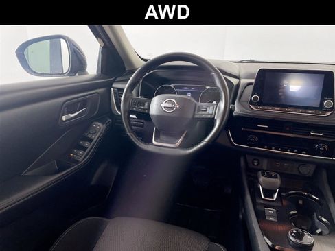 Used 2025 Nissan Rogue SV image 2