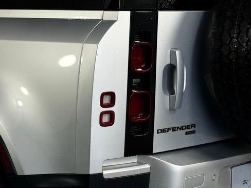 Used 2022 Land Rover Defender 110 SE image 14