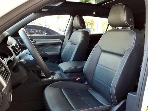 Used 2021 Volkswagen Atlas Cross Sport SE w/ Panoramic Sunroof Package image 5