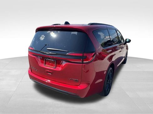 New 2026 Chrysler Pacifica Limited w/ Uconnect Theater Family Group image 5